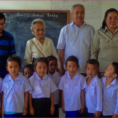 Photo avec les enseignants et les élèves en 2013