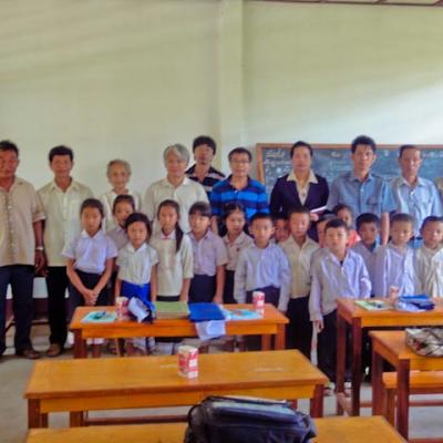 Photo avec les enseignants et les élèves en 2013